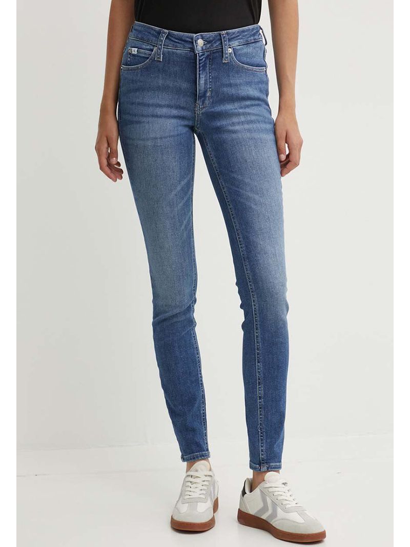 Modelo-con-jeans-skinny-azules-Calvin-Klein-y-zapatillas-grises