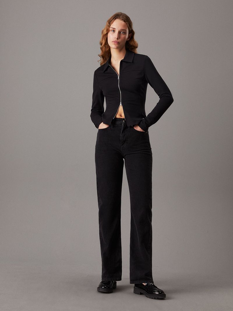 Modelo-con-chaqueta-negra-Calvin-Klein-de-corte-entallado-y-cierre-frontal