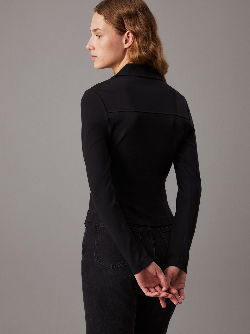 Modelo-con-chaqueta-negra-Calvin-Klein-de-corte-entallado-y-cierre-frontal
