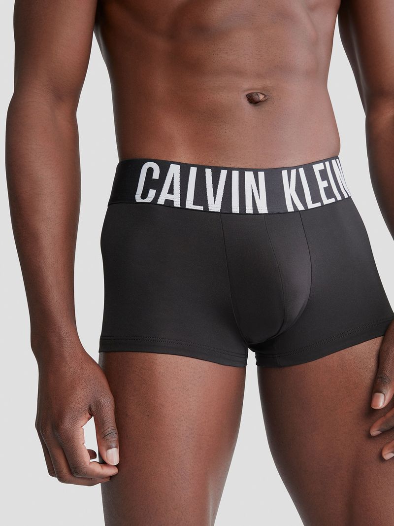 Pack-de-boxers-Calvin-Klein-en-negro-gris-y-rojo-con-pretinas-de-distinto-color