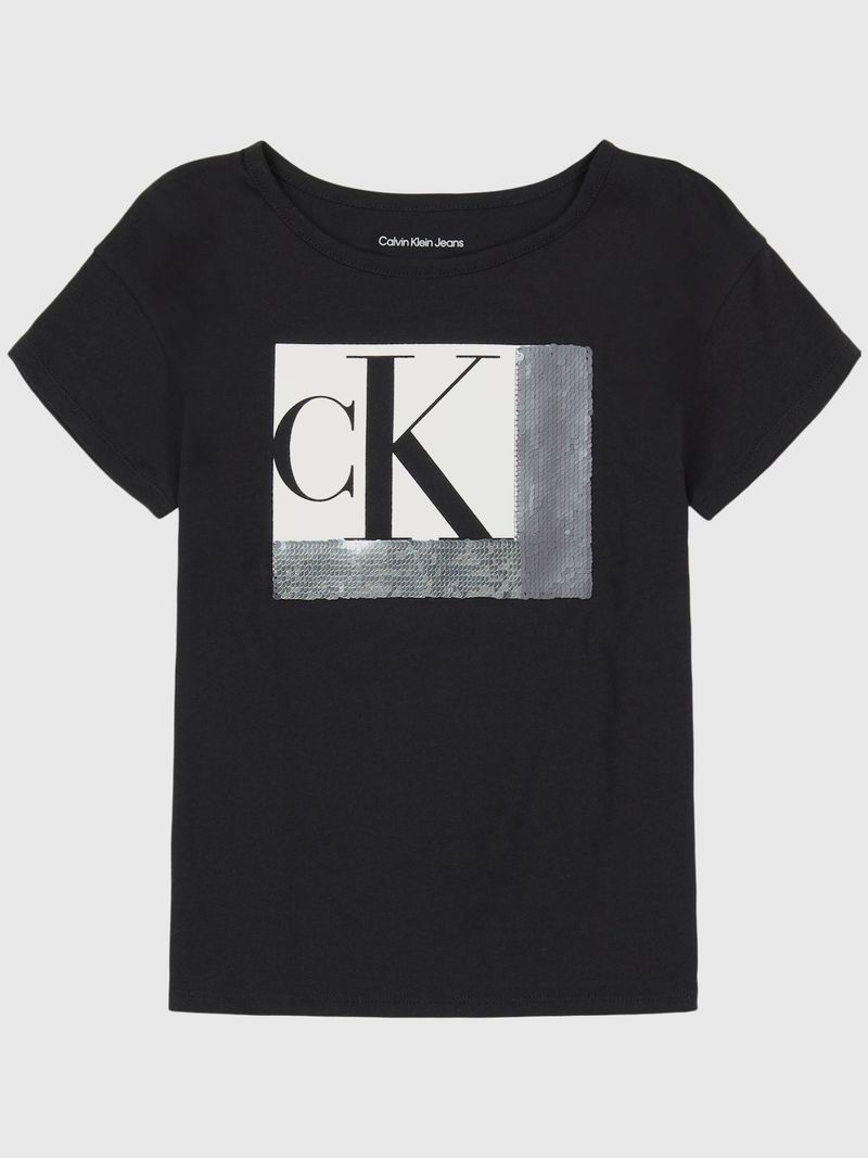 Polera-negra-Calvin-Klein-para-niña-con-logo-CK-en-un-recuadro-plateado