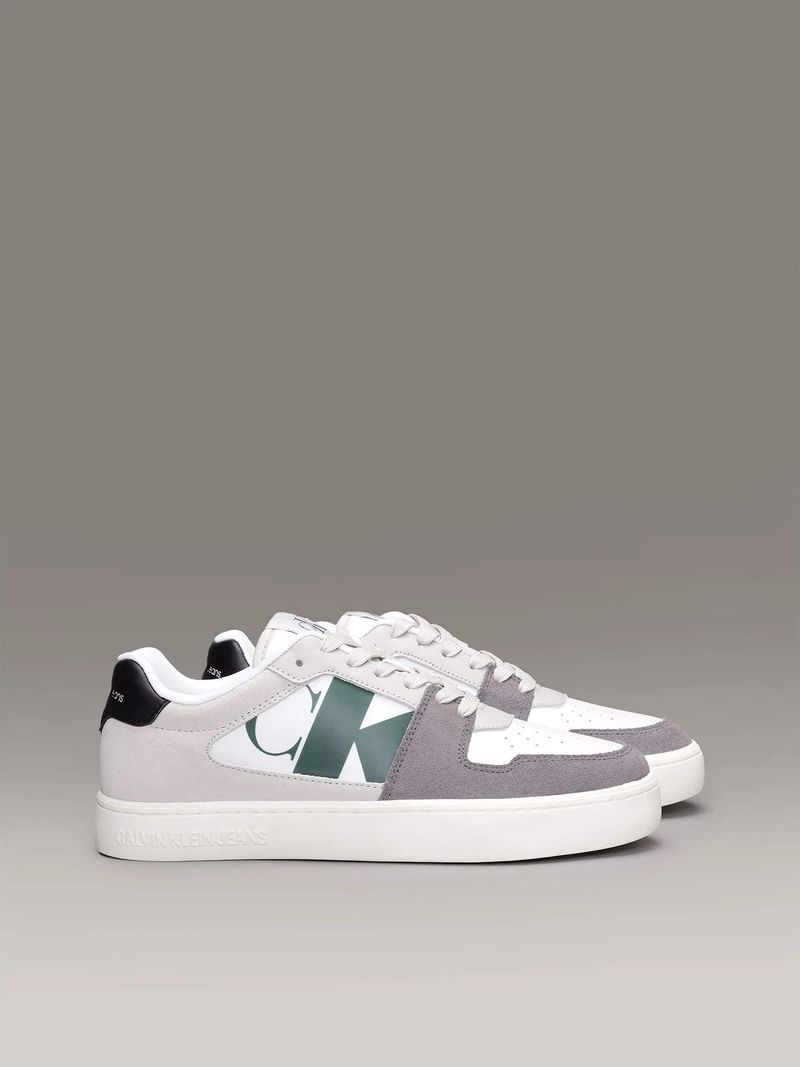 Zapatillas-grises-y-blancas-Calvin-Klein-con-logo-en-el-lateral