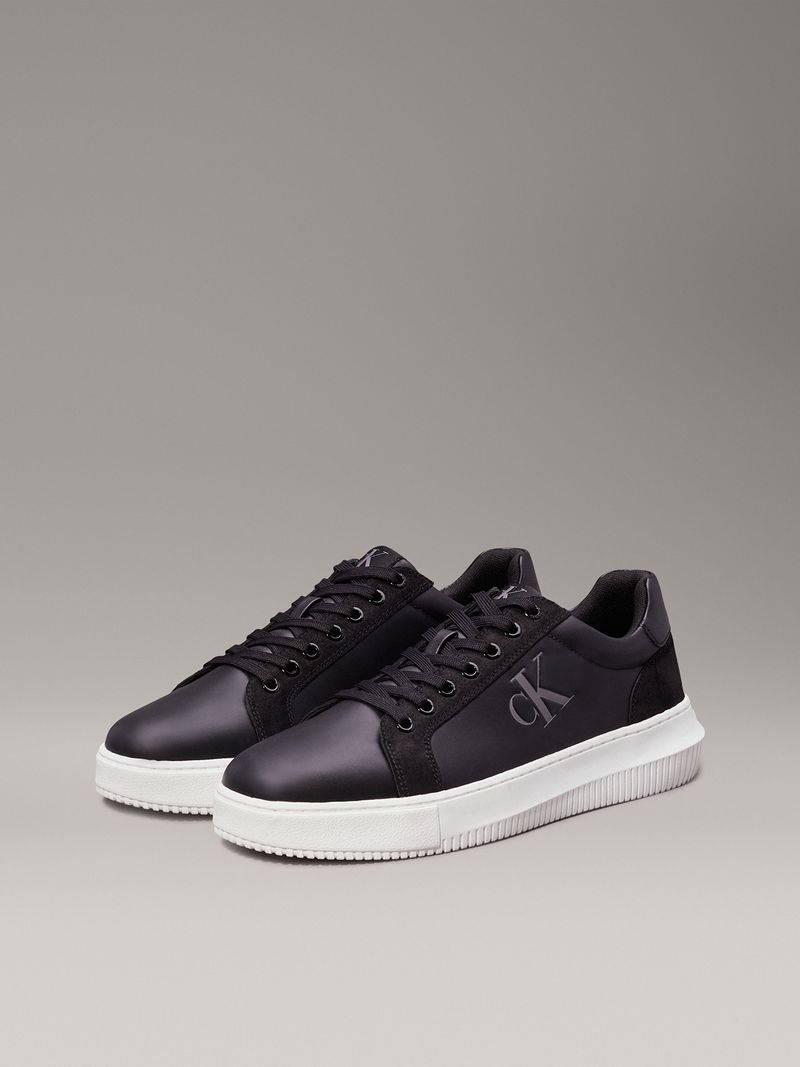 zapatillas-negras-Calvin-Klein-y-suela-blanca
