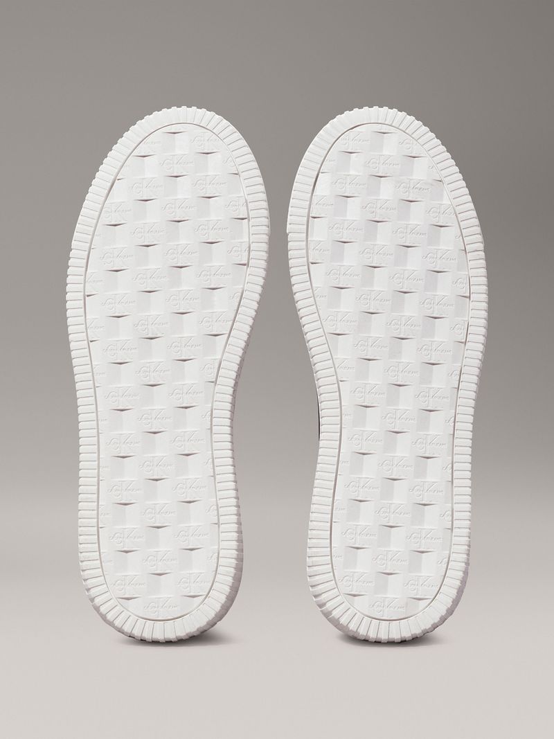 zapatillas-negras-Calvin-Klein-y-suela-blanca