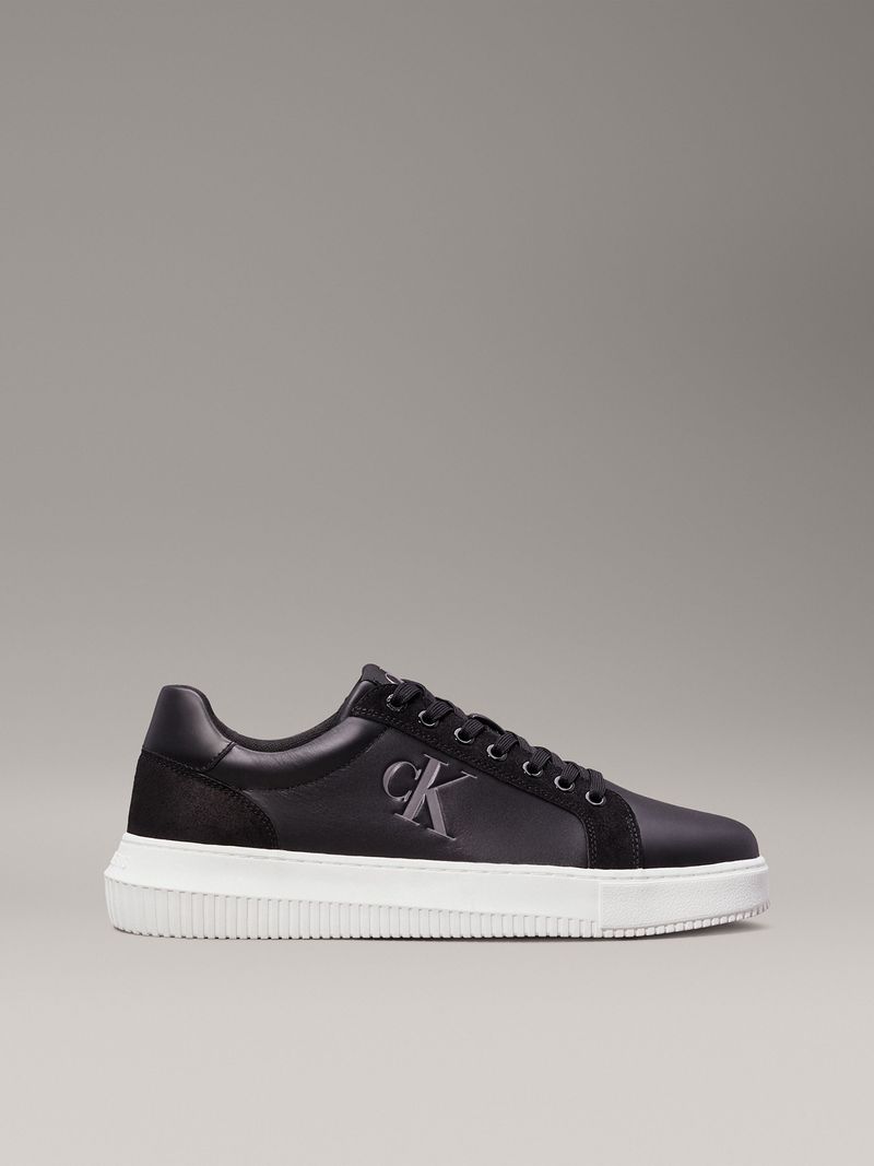zapatillas-negras-Calvin-Klein-y-suela-blanca