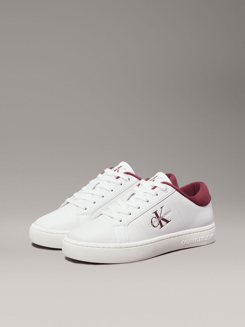 Zapatillas-blancas-de-cuero-con-detalles-en-burdeos-logo-CK-Jeans-en-el-costado-y-suela-gruesa.