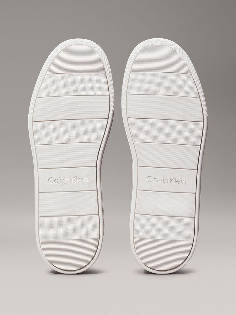 Zapatillas-blancas-y-grises-Calvin-Klein-con-diseño-minimalista