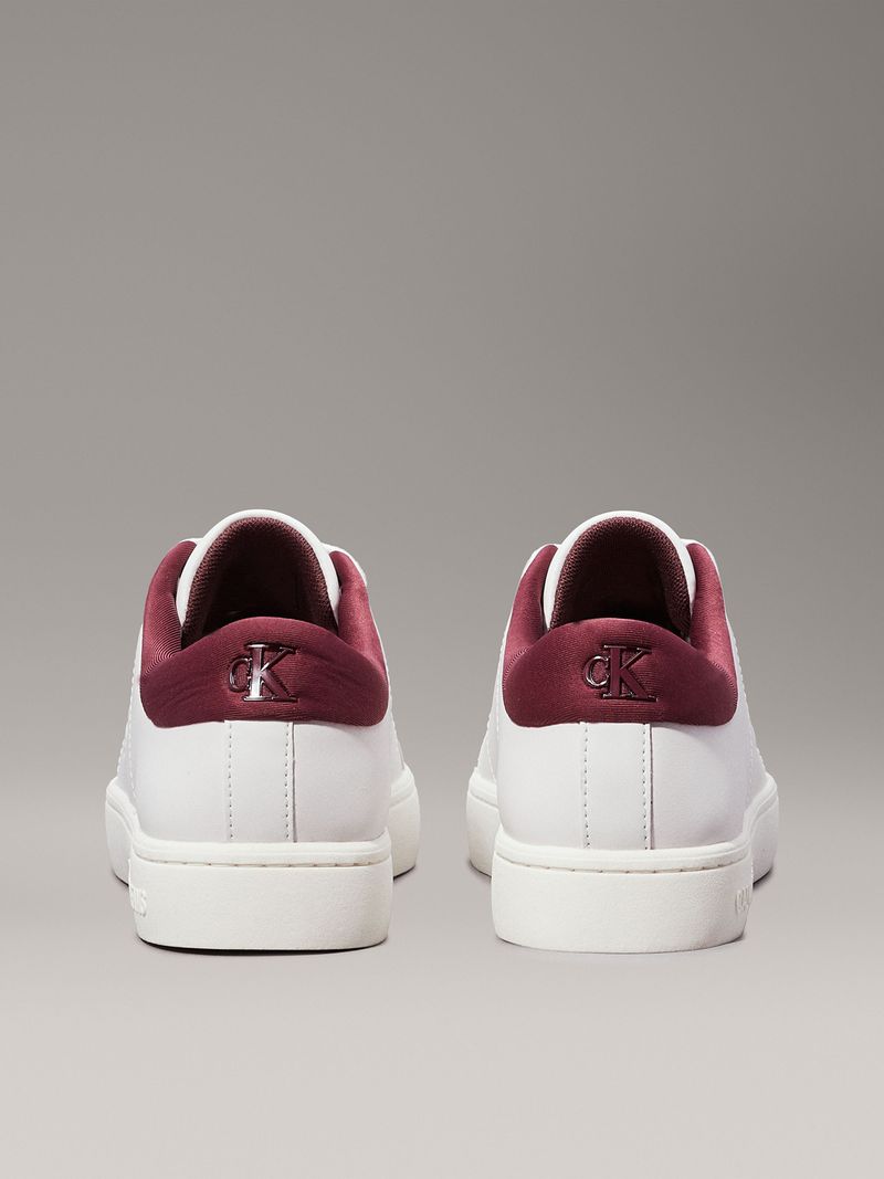 Zapatillas-blancas-de-cuero-con-detalles-en-burdeos-logo-CK-Jeans-en-el-costado-y-suela-gruesa.