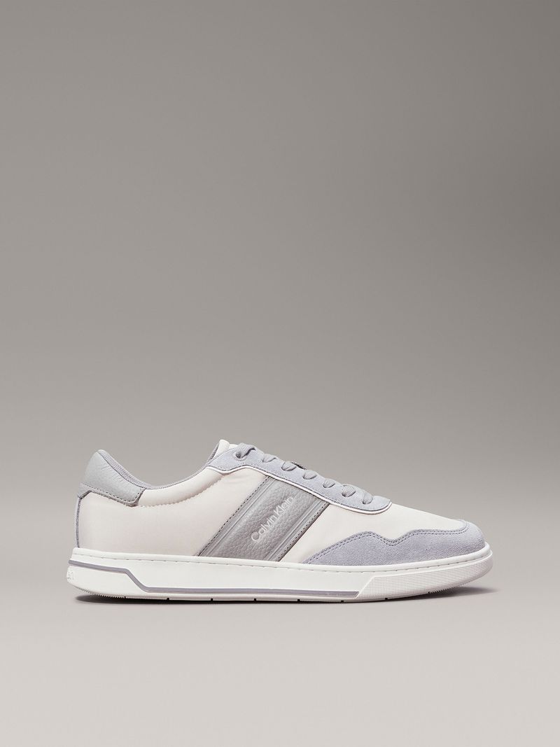 Zapatillas-blancas-y-grises-Calvin-Klein-con-diseño-minimalista