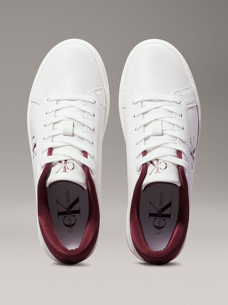 Zapatillas-blancas-de-cuero-con-detalles-en-burdeos-logo-CK-Jeans-en-el-costado-y-suela-gruesa.