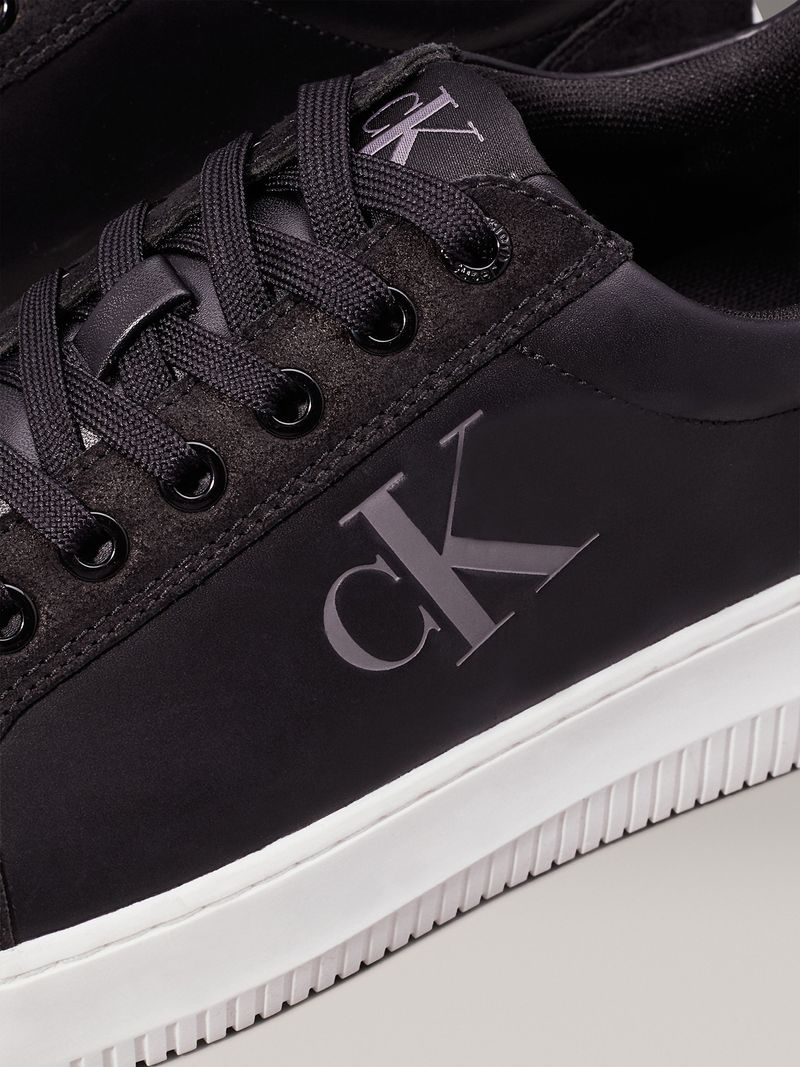 zapatillas-negras-Calvin-Klein-y-suela-blanca