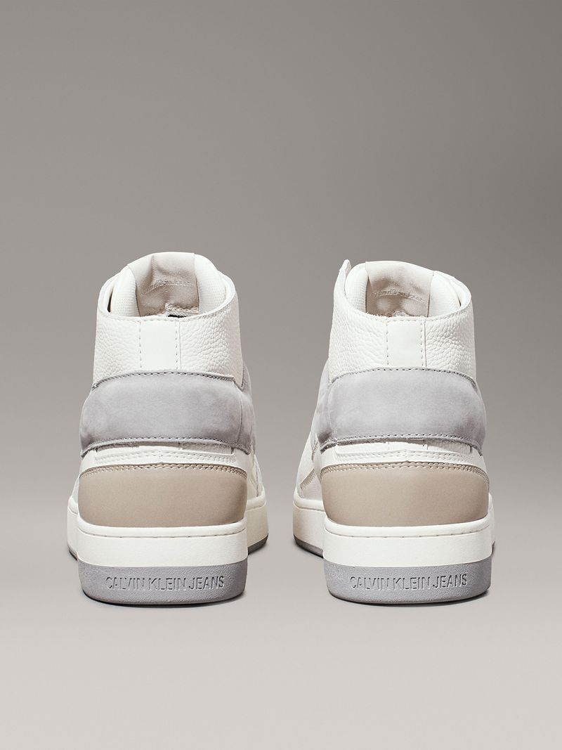 Modelo-con-zapatillas-altas-blancas-Calvin-Klein-y-detalles-en-gris-y-beige