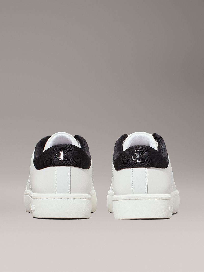 Zapatillas-blancas-con-detalles-en-negro-logo-CK-Jeans-en-el-lateral-y-suela-gruesa.