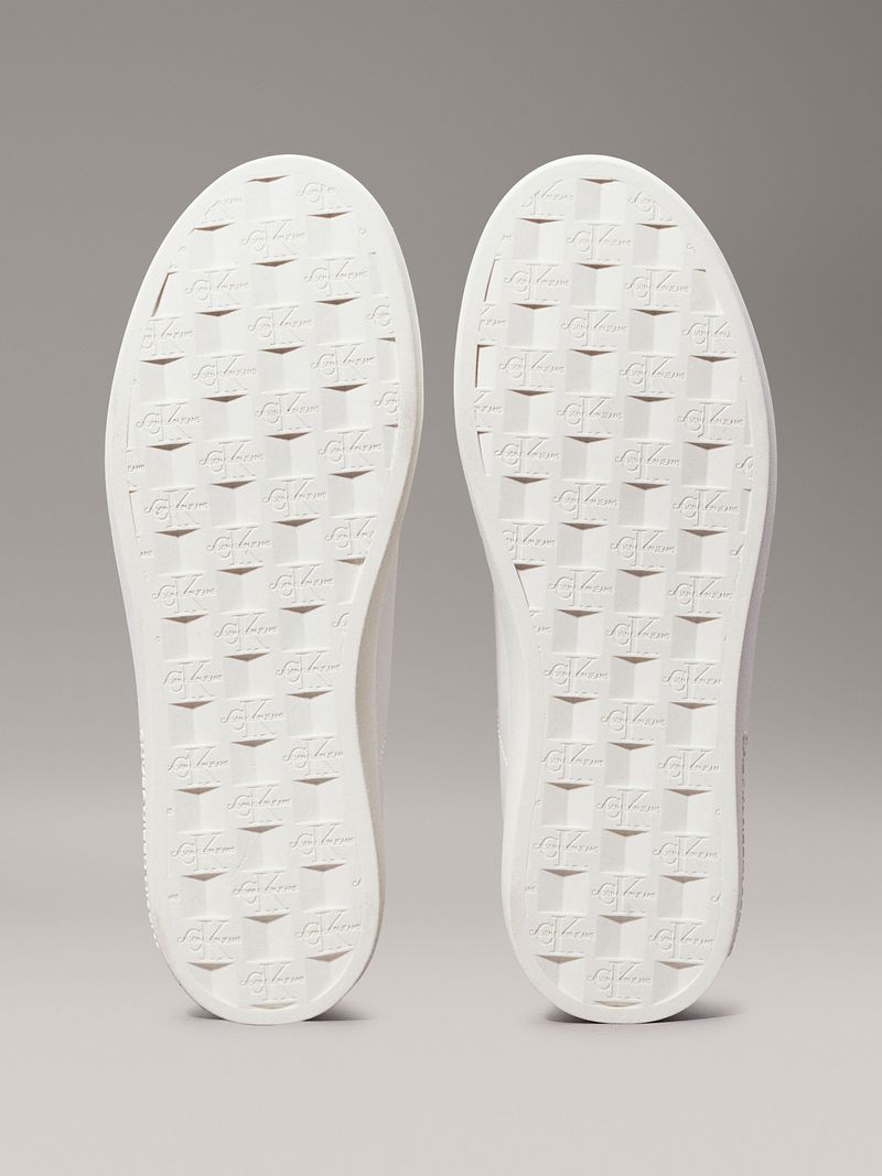 Zapatillas-blancas-de-cuero-con-detalles-en-burdeos-logo-CK-Jeans-en-el-costado-y-suela-gruesa.