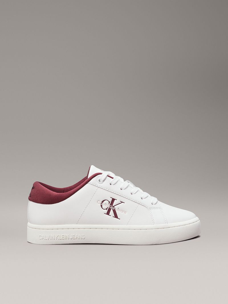 Zapatillas-blancas-de-cuero-con-detalles-en-burdeos-logo-CK-Jeans-en-el-costado-y-suela-gruesa.