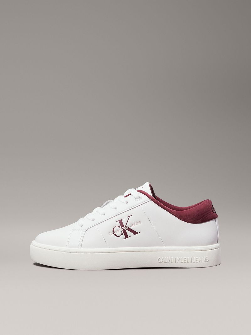 Zapatillas-blancas-de-cuero-con-detalles-en-burdeos-logo-CK-Jeans-en-el-costado-y-suela-gruesa.
