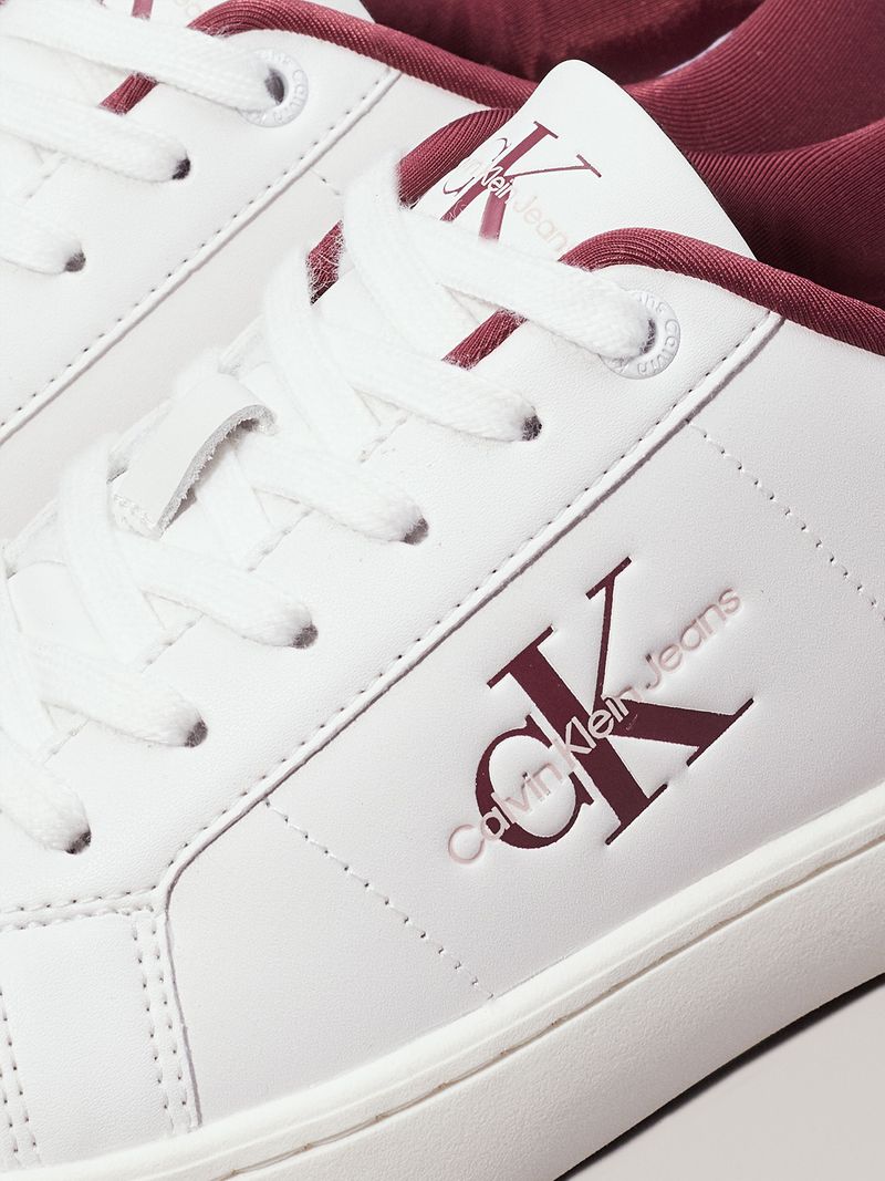 Zapatillas-blancas-de-cuero-con-detalles-en-burdeos-logo-CK-Jeans-en-el-costado-y-suela-gruesa.
