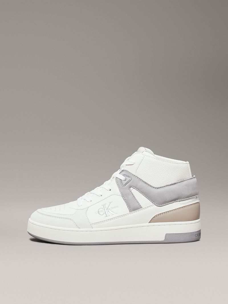 Modelo-con-zapatillas-altas-blancas-Calvin-Klein-y-detalles-en-gris-y-beige