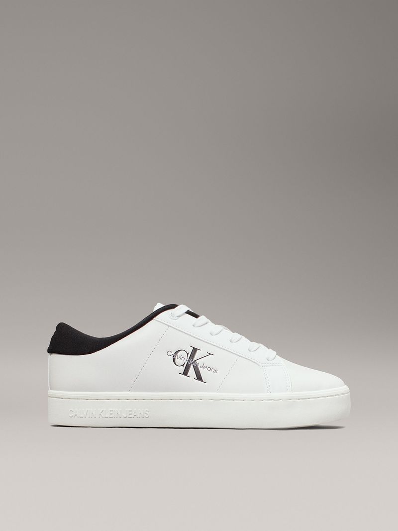 Zapatillas-blancas-con-detalles-en-negro-logo-CK-Jeans-en-el-lateral-y-suela-gruesa.