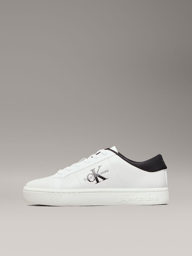 Zapatillas-blancas-con-detalles-en-negro-logo-CK-Jeans-en-el-lateral-y-suela-gruesa.