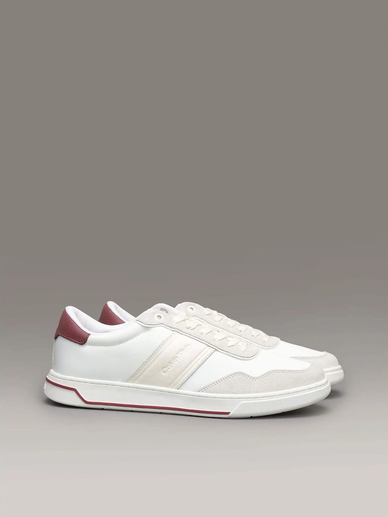 Zapatillas-blancas-Calvin-Klein-con-detalles-en-burdeo-y-suela-blanca