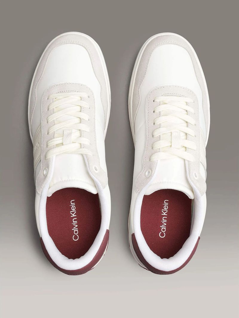 Zapatillas-blancas-Calvin-Klein-con-detalles-en-burdeo-y-suela-blanca