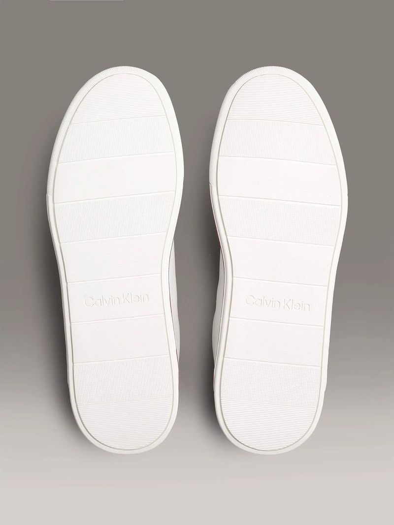 Zapatillas-blancas-Calvin-Klein-con-detalles-en-burdeo-y-suela-blanca