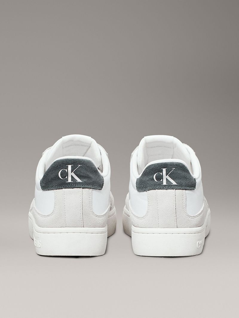 Modelo-con-zapatillas-blancas-Calvin-Klein-y-detalles-grises