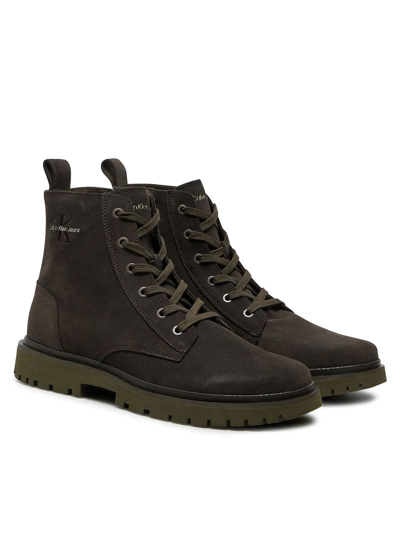 Botines-de-gamuza-en-color-oliva-oscuro-con-suela-gruesa-y-logo-de-Calvin-Klein-Jeans-en-el-costado.