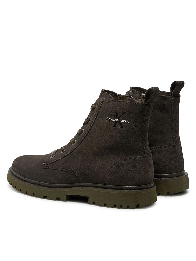 Botines-de-gamuza-en-color-oliva-oscuro-con-suela-gruesa-y-logo-de-Calvin-Klein-Jeans-en-el-costado.