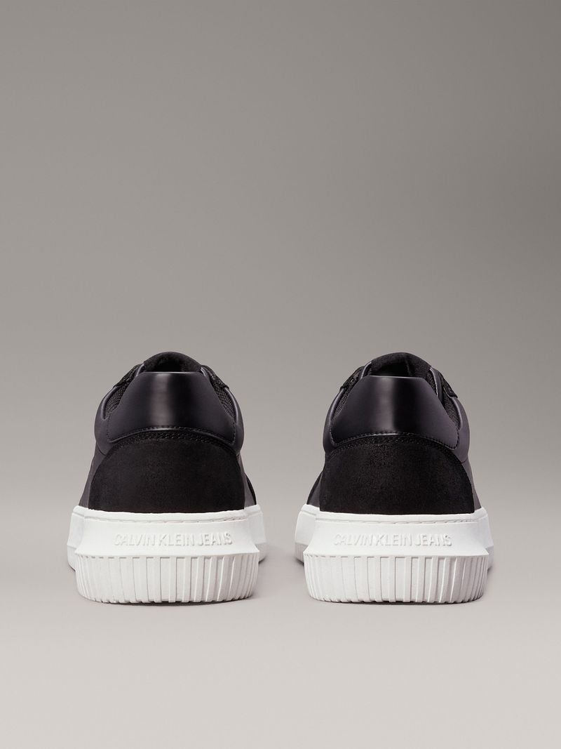zapatillas-negras-Calvin-Klein-y-suela-blanca