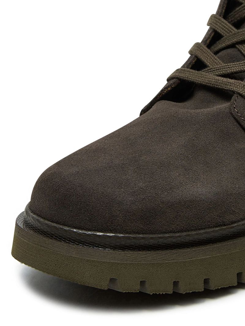 Botines-de-gamuza-en-color-oliva-oscuro-con-suela-gruesa-y-logo-de-Calvin-Klein-Jeans-en-el-costado.
