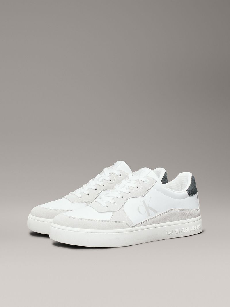 Modelo-con-zapatillas-blancas-Calvin-Klein-y-detalles-grises