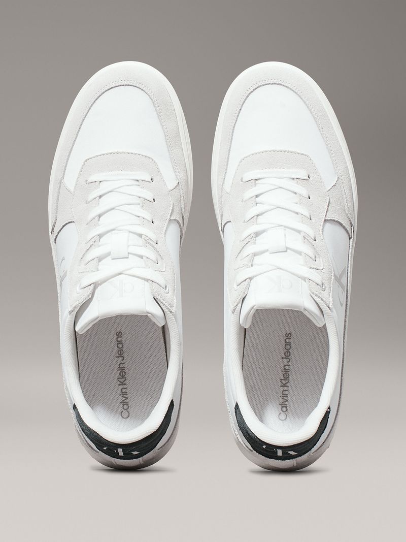 Modelo-con-zapatillas-blancas-Calvin-Klein-y-detalles-grises