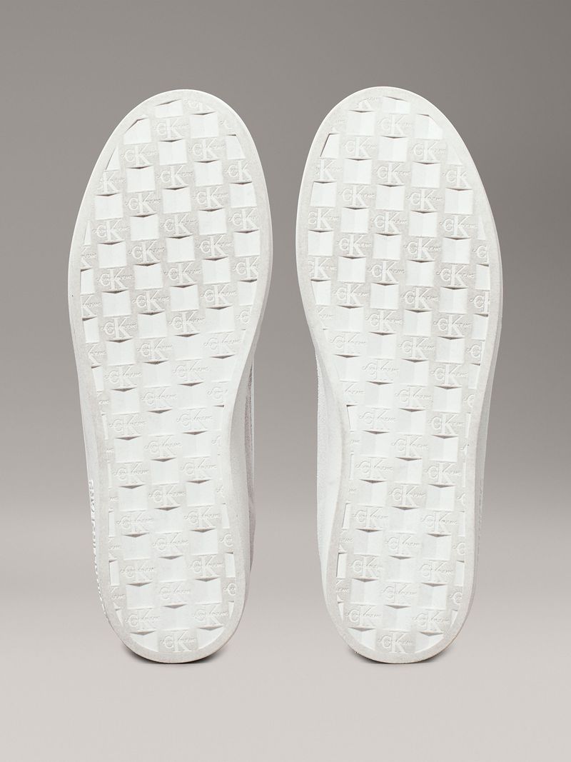Modelo-con-zapatillas-blancas-Calvin-Klein-y-detalles-grises