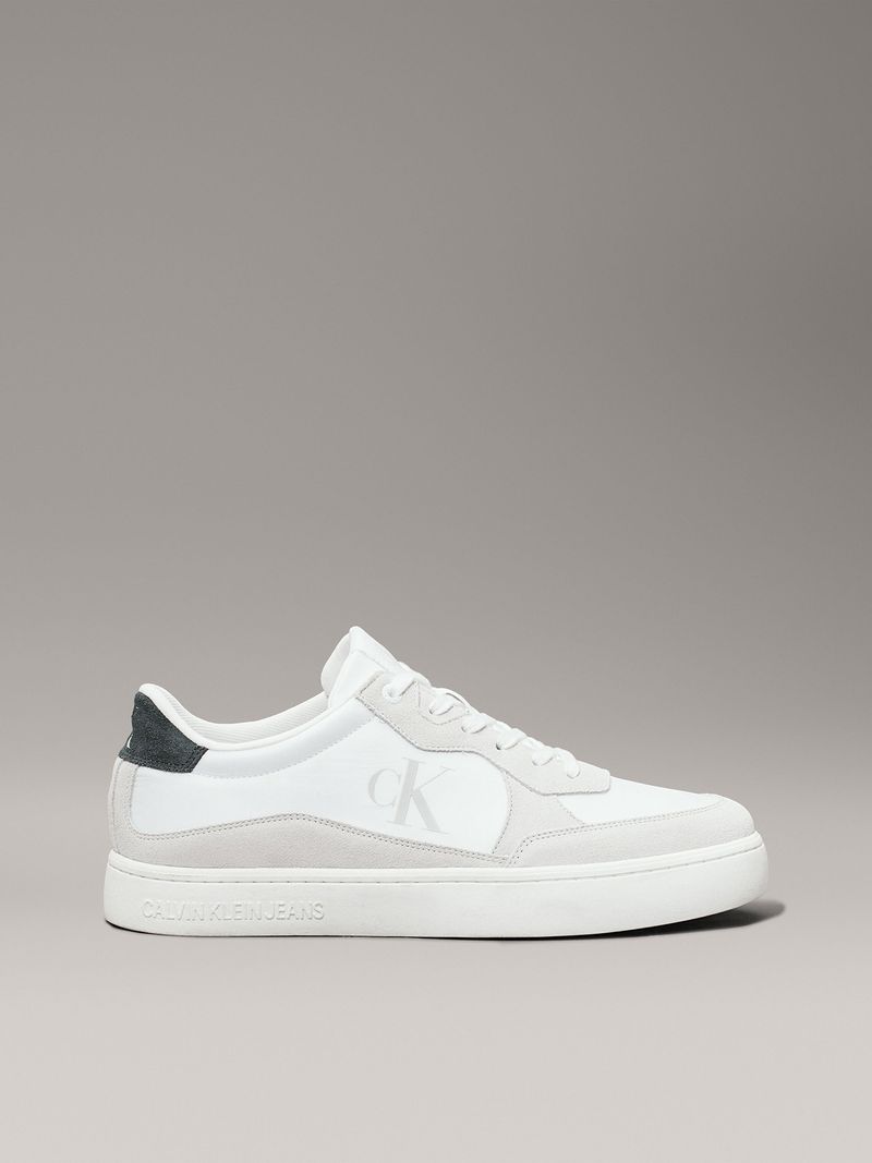 Modelo-con-zapatillas-blancas-Calvin-Klein-y-detalles-grises