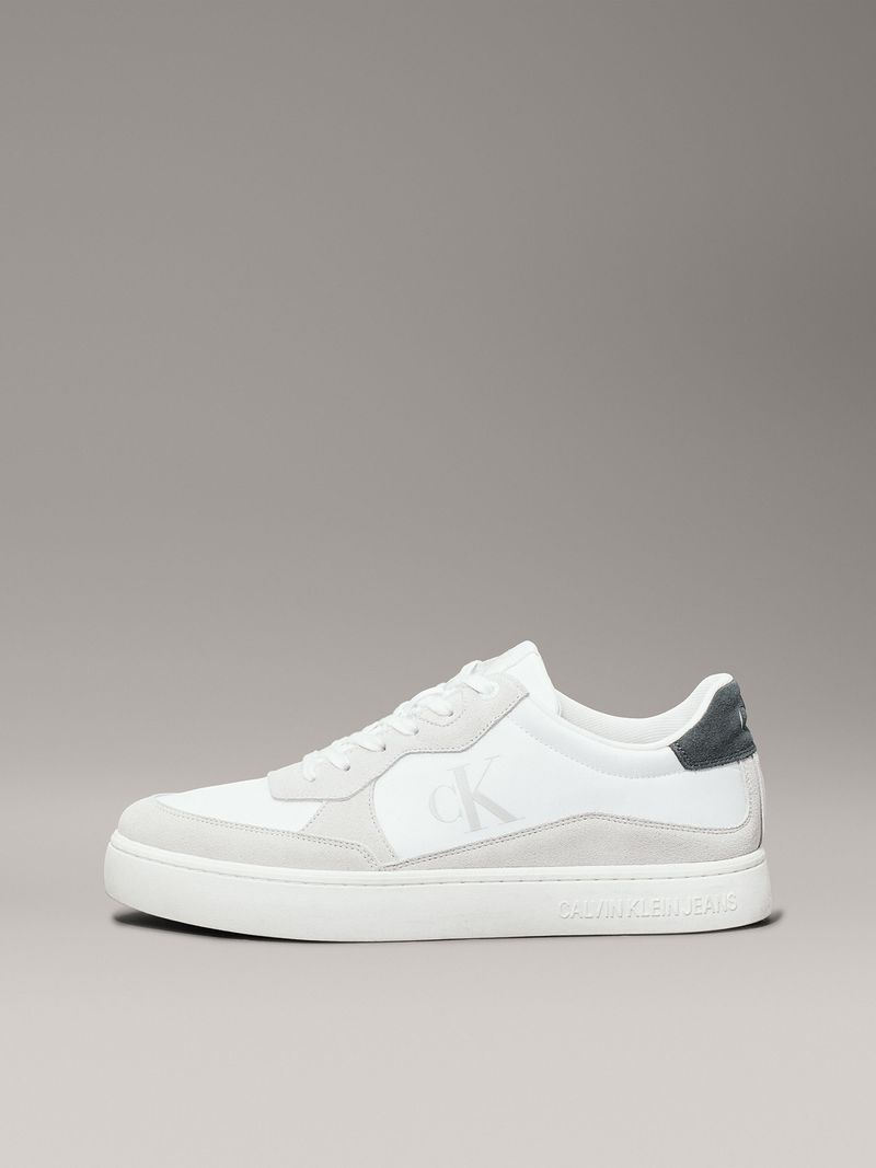 Modelo-con-zapatillas-blancas-Calvin-Klein-y-detalles-grises