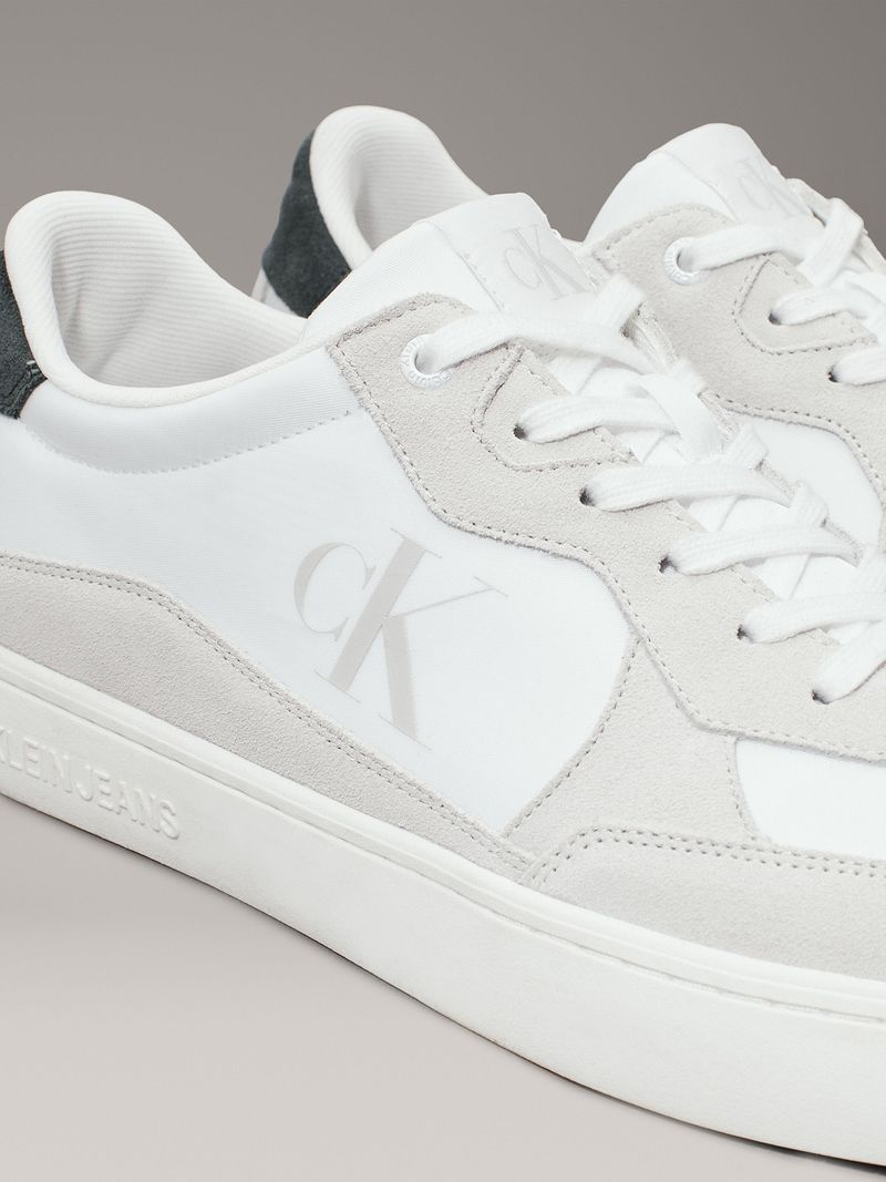 Modelo-con-zapatillas-blancas-Calvin-Klein-y-detalles-grises