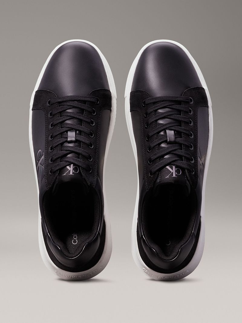 zapatillas-negras-Calvin-Klein-y-suela-blanca