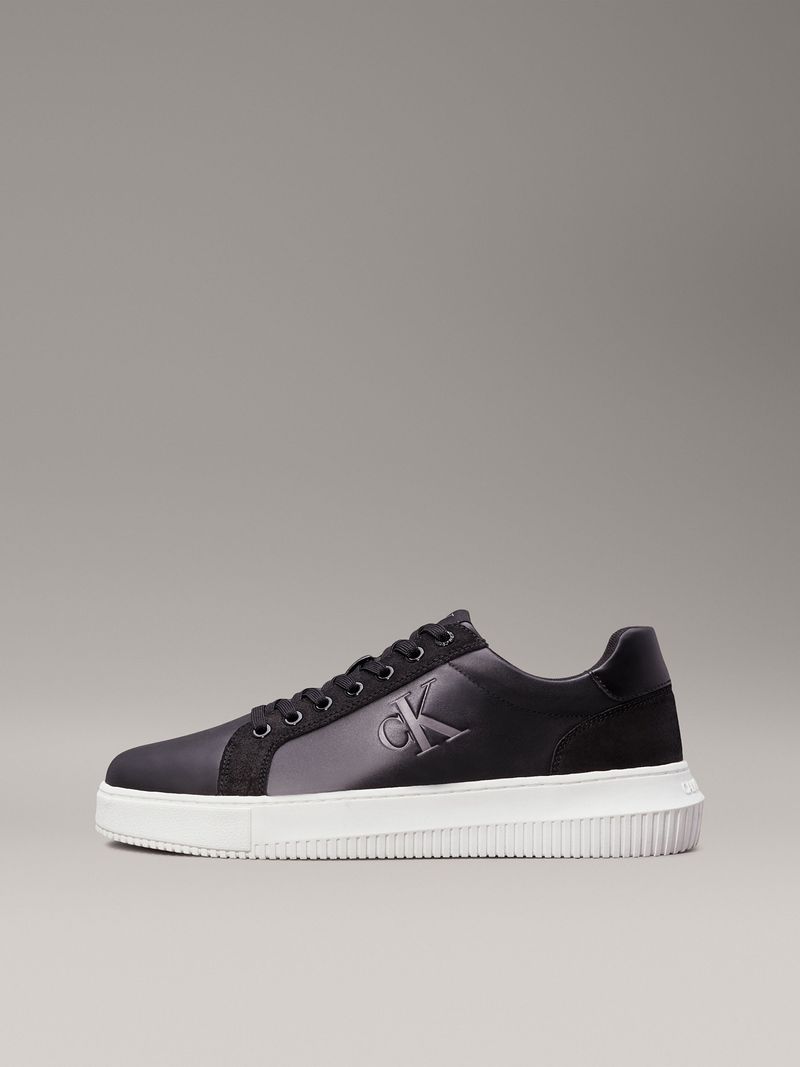 zapatillas-negras-Calvin-Klein-y-suela-blanca