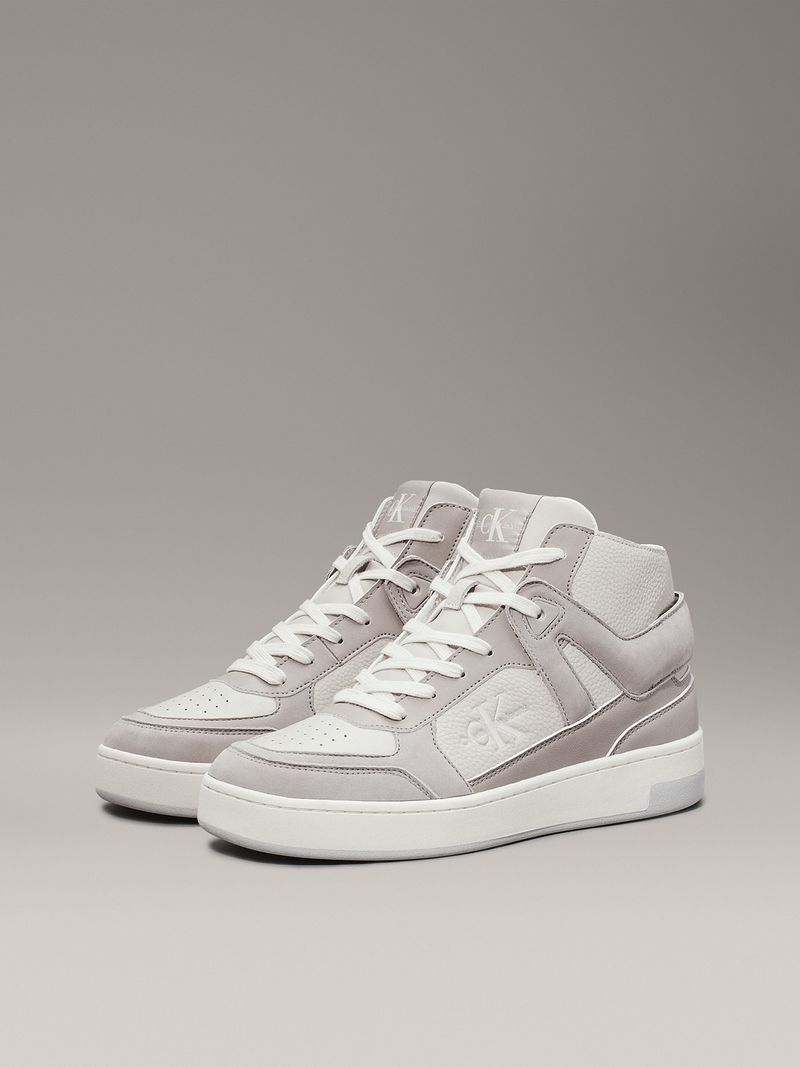 Zapatillas-as-en-tonos-gris-y-blanco-con-logo-CK-en-el-costado.