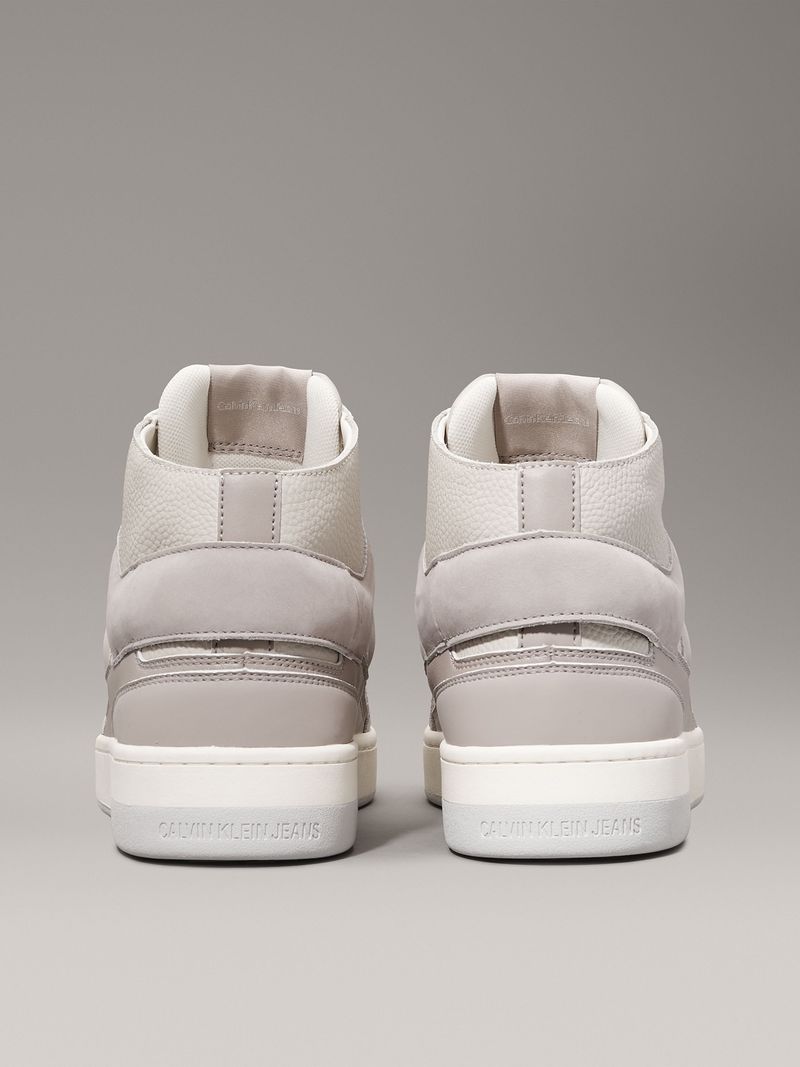 Zapatillas-as-en-tonos-gris-y-blanco-con-logo-CK-en-el-costado.