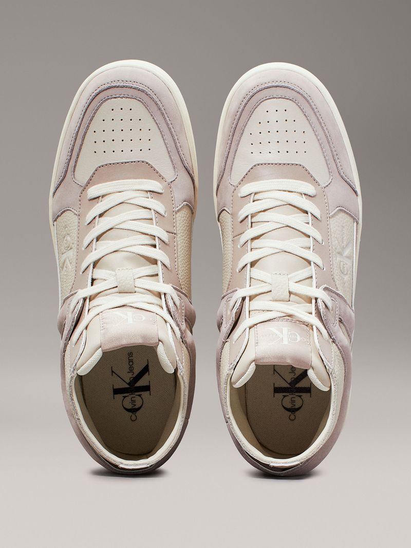 Zapatillas-as-en-tonos-gris-y-blanco-con-logo-CK-en-el-costado.