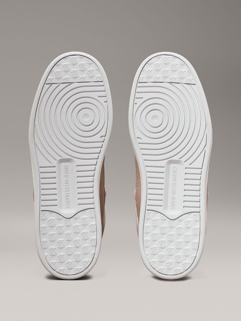 Zapatillas-as-en-tonos-gris-y-blanco-con-logo-CK-en-el-costado.
