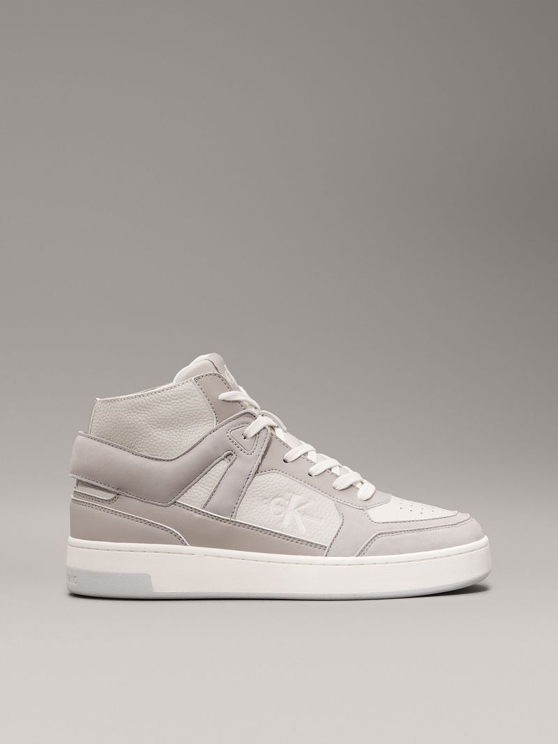 Zapatillas-as-en-tonos-gris-y-blanco-con-logo-CK-en-el-costado.