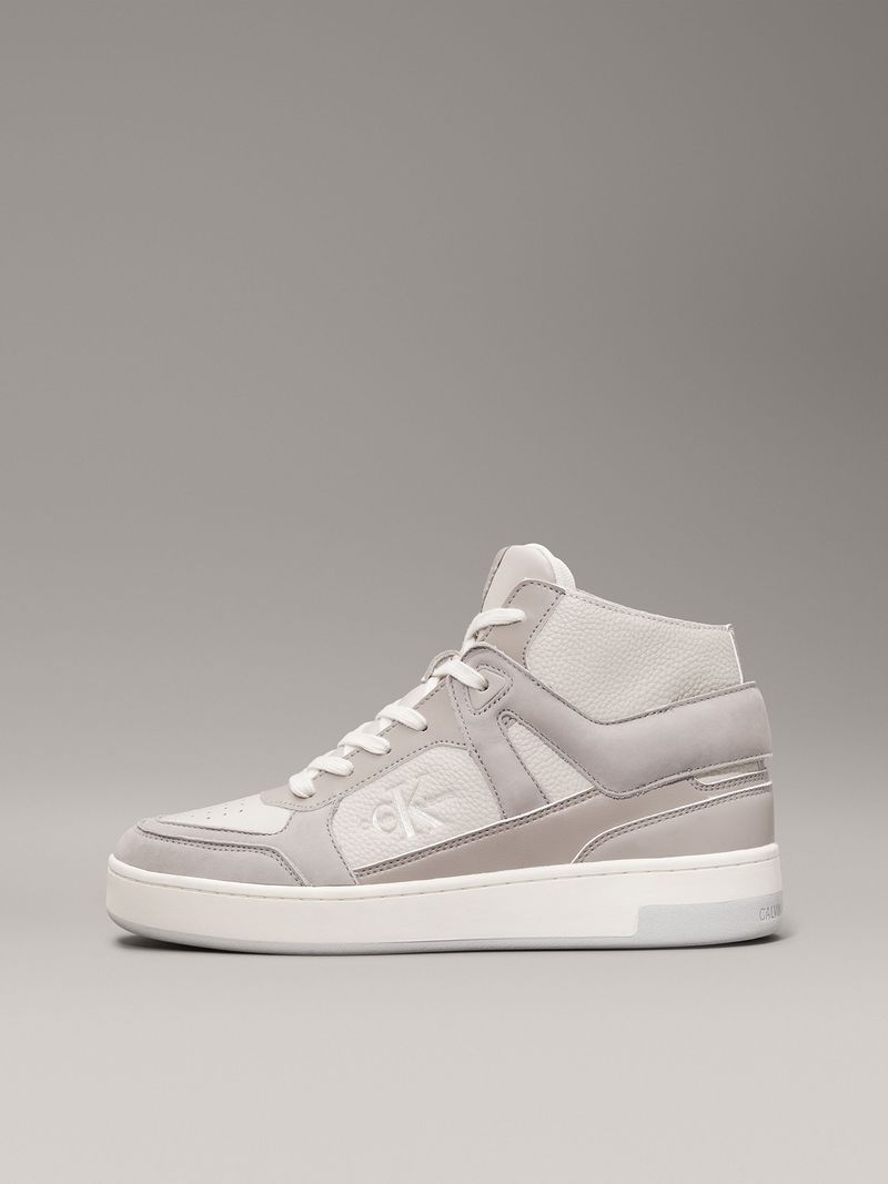 Zapatillas-as-en-tonos-gris-y-blanco-con-logo-CK-en-el-costado.