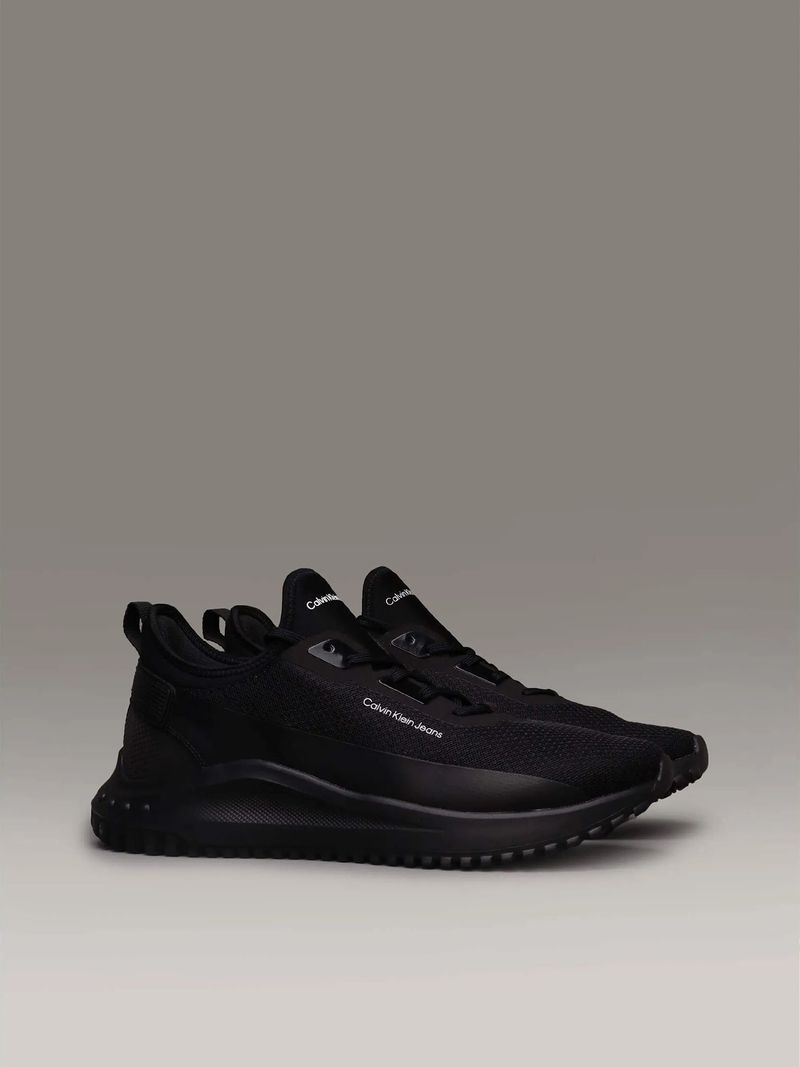 Zapatillas-deportivas-negras-de-Calvin-Klein-Jeans-con-suela-gruesa.