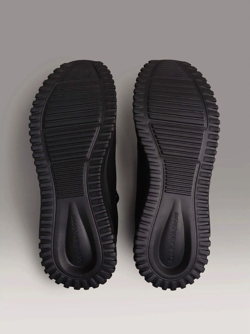 Zapatillas-deportivas-negras-de-Calvin-Klein-Jeans-con-suela-gruesa.