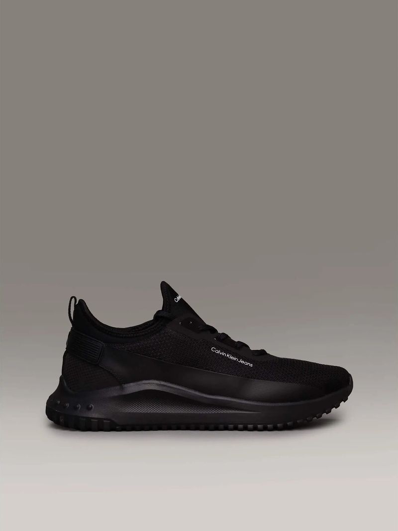 Zapatillas-deportivas-negras-de-Calvin-Klein-Jeans-con-suela-gruesa.