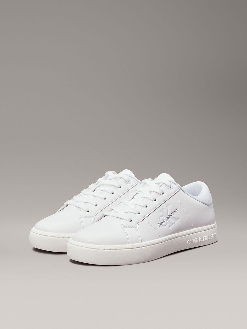 Zapatillas-blancas-Calvin-Klein-Jeans-de-estilo-casual-con-logo-lateral-en-relieve